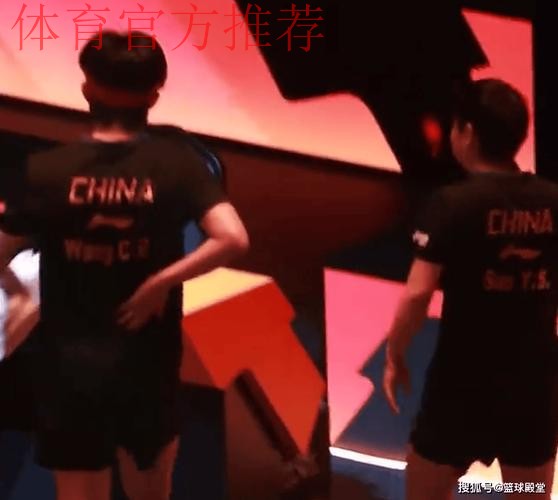 王楚钦伤病早有迹象！混团揉腰，早上扶腰，进场后背不敢动，心疼